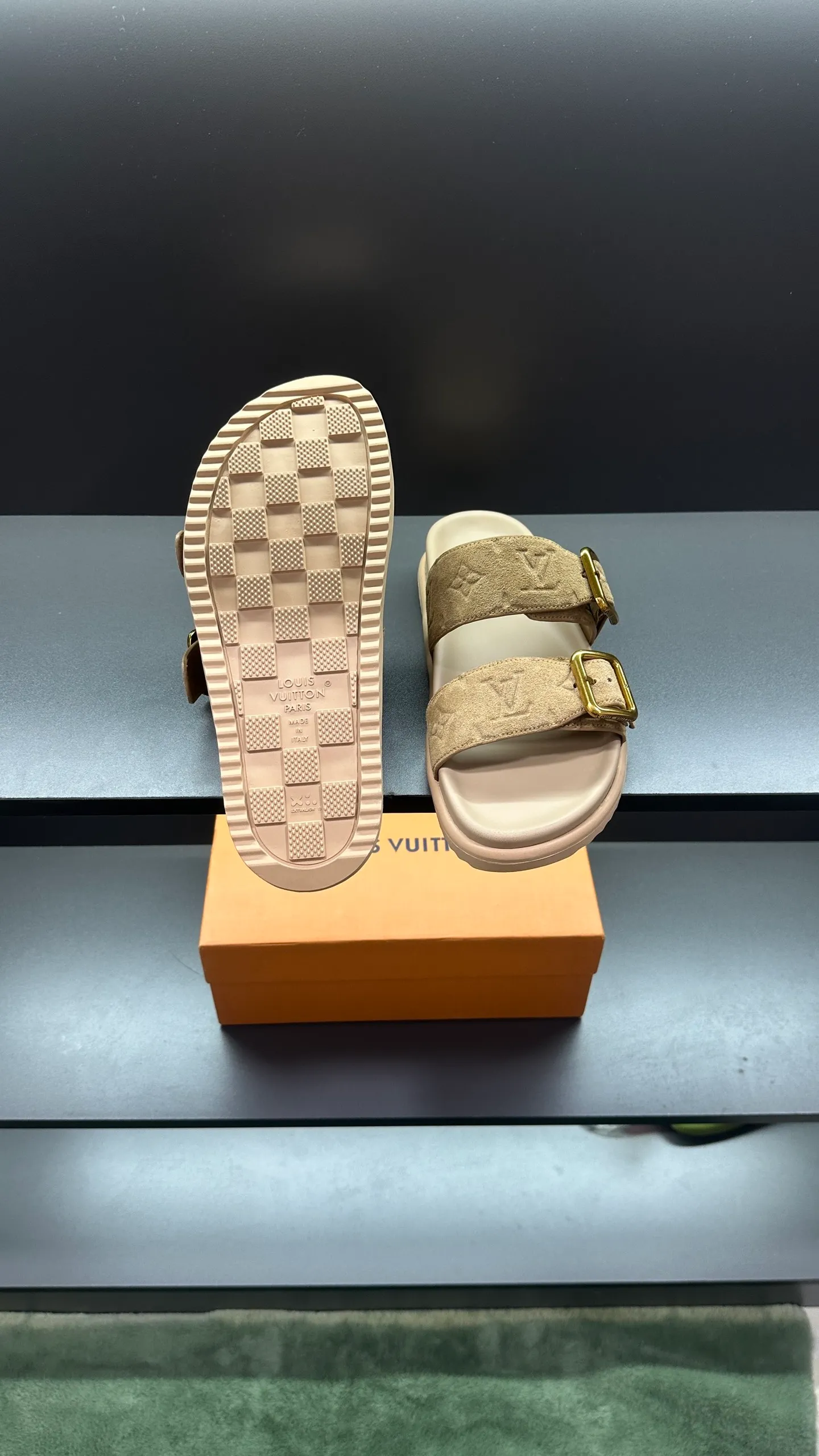 P340 🔍LV Men's Spring and Summer Slippers Counter Synchronization. The uppers are imported cowhide fabrics from Italy, with logo graphics and high-quality craftsmanship. Soles: original soles specially provided by the original factory. Exclusive movable molded soles are super comfortable. Original factory follow-up orders. 🔍🔍High quality. You can enter and leave the counter at will. Welcome to compare. Code number 38-45 No. 058